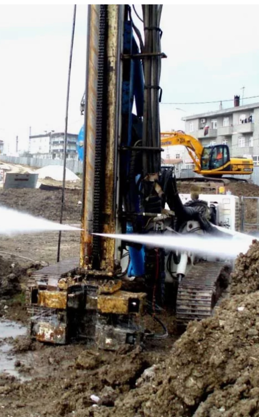 Буровая установка ведёт jet-grouting: под давлением бьёт струя раствора